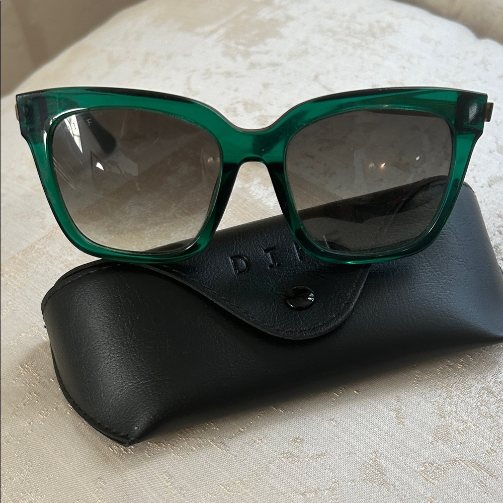 Diff Bella Sunglasses with Case